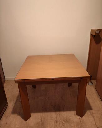 Tavolo  di legno ampiabile  e quattro sedie.