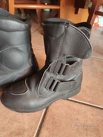 stivali,casco e tuta pioggia