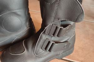 stivali,casco e tuta pioggia