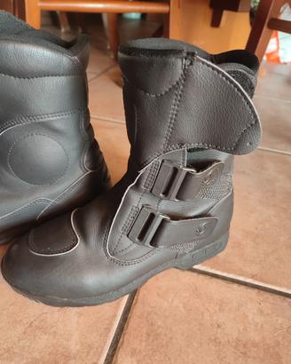 stivali,casco e tuta pioggia