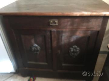 Mobile antico lavorato a mano