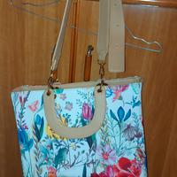 borsa rigida con fiori su sfondo bianco