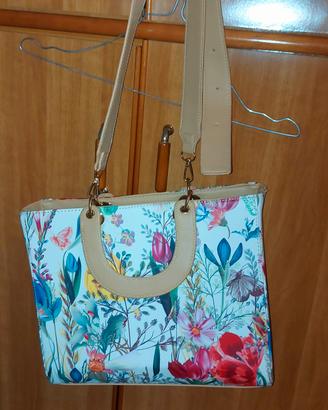 borsa rigida con fiori su sfondo bianco