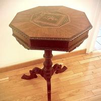 Tavolino ottagonale e tanti mobili eleganti