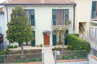 3 LOCALI A CASTELFIDARDO