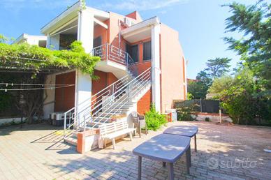 VILLA A SCHIERA A CAMPOMARINO