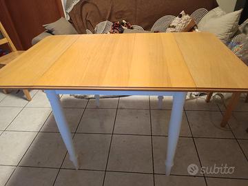 Tavolo con estremità pieghevoli