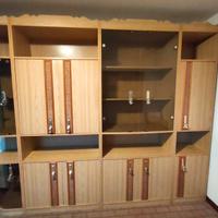 Libreria living con tavolo e sei sedie