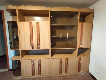 Libreria living con tavolo e sei sedie