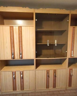 Libreria living con tavolo e sei sedie