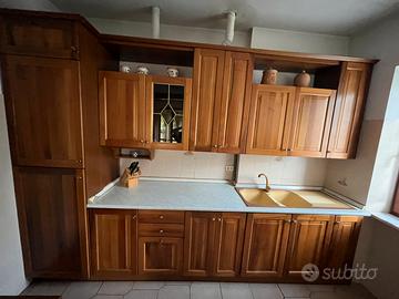 Cucinino  più soggiorno completo dí tavolo e sedie