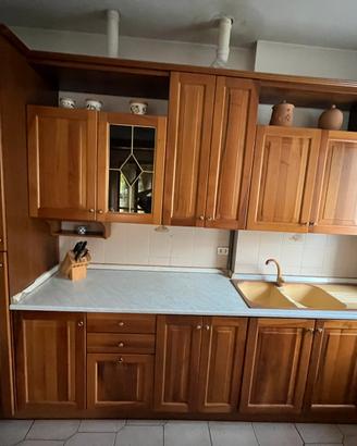Cucinino  più soggiorno completo dí tavolo e sedie
