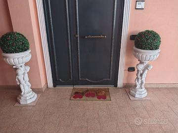 vasi in gesso con decorazioni 