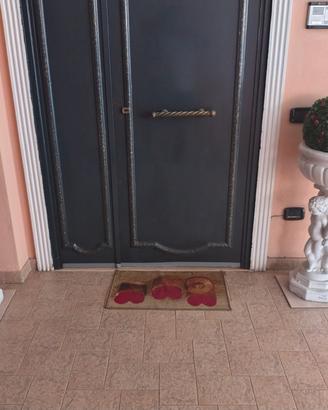 vasi in gesso con decorazioni 