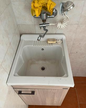 Lavatoio con rubinetteria
