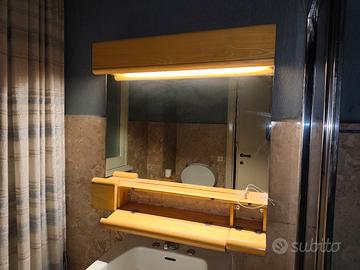 Set bagno coordinato in legno con specchiera