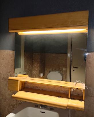 Set bagno coordinato in legno con specchiera