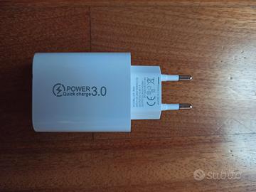 caricatore da muro multiporta USB e USB-C