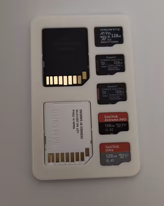 Lotto microSD 128gb e adattatori con custodia