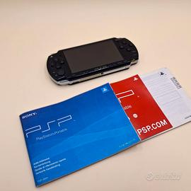 Sony PSP 2004 Slim & Lite Nera + 4GB Caricatore