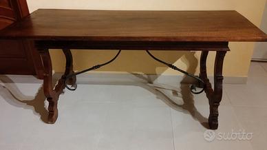 Tavolo a lira in noce, su asse unica, del '700.
