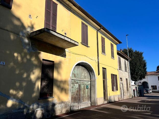 DUE LOCALI OLTRE STANZA IN CORTE SENZA SPESE