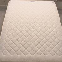 Materasso matrimoniale e rete a doghe