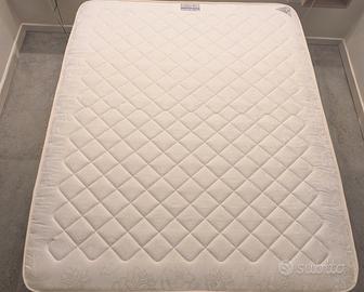 Materasso matrimoniale e rete a doghe