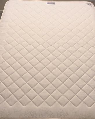 Materasso matrimoniale e rete a doghe