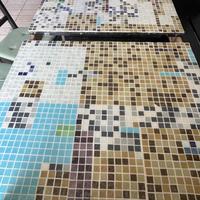 Tavolo con sedie e panca