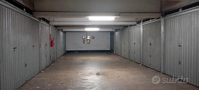 Box auto privato ampio 15mq con soppalco e servizi