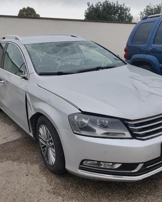 VW PASSAT VARIANT 365 2.0 TDI 140CV -Ricambi