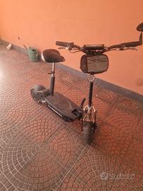 monopattino elettrico con sella flyweel 1000w