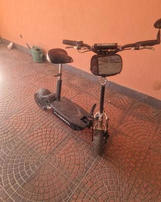 monopattino elettrico con sella flyweel 1000w