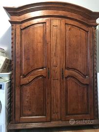 Mobile antico, intagliato a mano