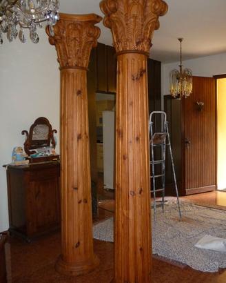 COLONNE ALTE IN LEGNO (2) CON CAPITELLO CORINZIO