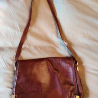 Borsa marrone in pelle con tracolla