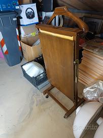 classico servomuto in legno con stirapantaloni int