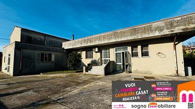 Laboratorio con abitazione in pieno centro storico