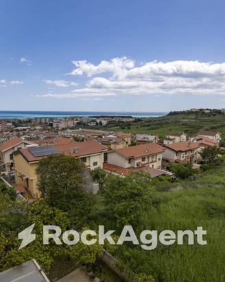VILLA DI AMPIA METRATURA CON GIARDINO ESCLISIVO E