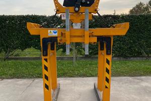 Pinza meccanica per manufatti cemento