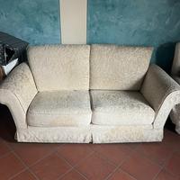 Divano 2 posti in tessuto chiaro – Stile classico