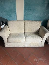 Divano 2 posti in tessuto chiaro – Stile classico