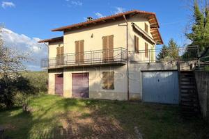 Rustico / Casale di 90 m² con 4 locali e box auto 