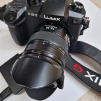 Panasonic Lumix GH5 con obiettivo Lumix 12-35 2.8