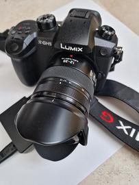 Panasonic Lumix GH5 con obiettivo Lumix 12-35 2.8