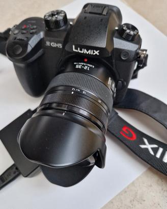 Panasonic Lumix GH5 con obiettivo Lumix 12-35 2.8