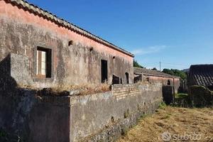 Terreno con fabbricati e palmento a San Gerardo