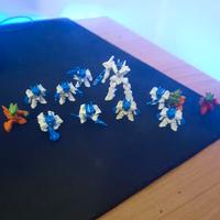 Atomicrons bianchi ed arancioni con generale