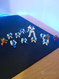 Atomicrons bianchi ed arancioni con generale